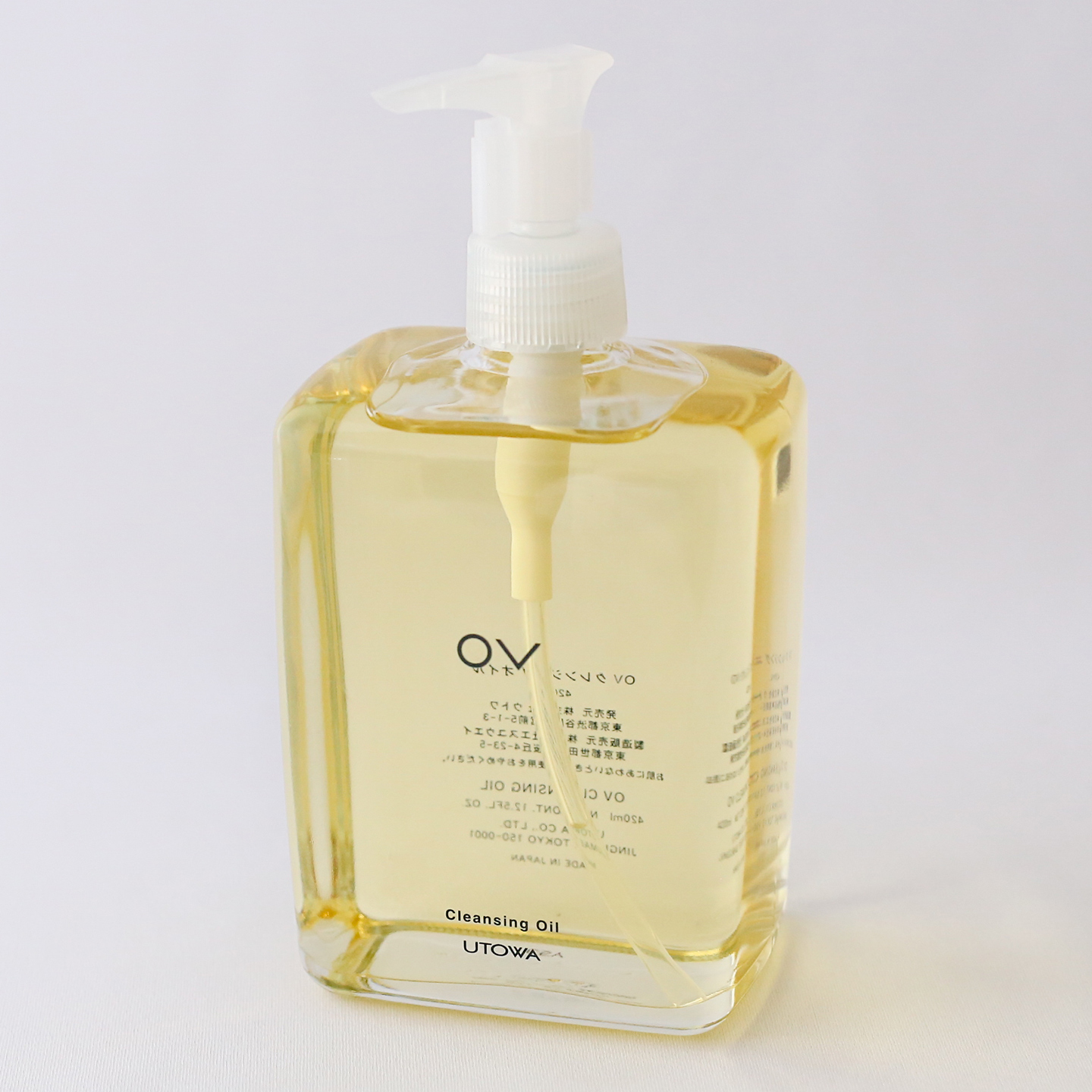 植物オイルベースの「OV クレンジングオイル」（420ml、15,000円、税抜）。肌を洗いながら美しく保つ。