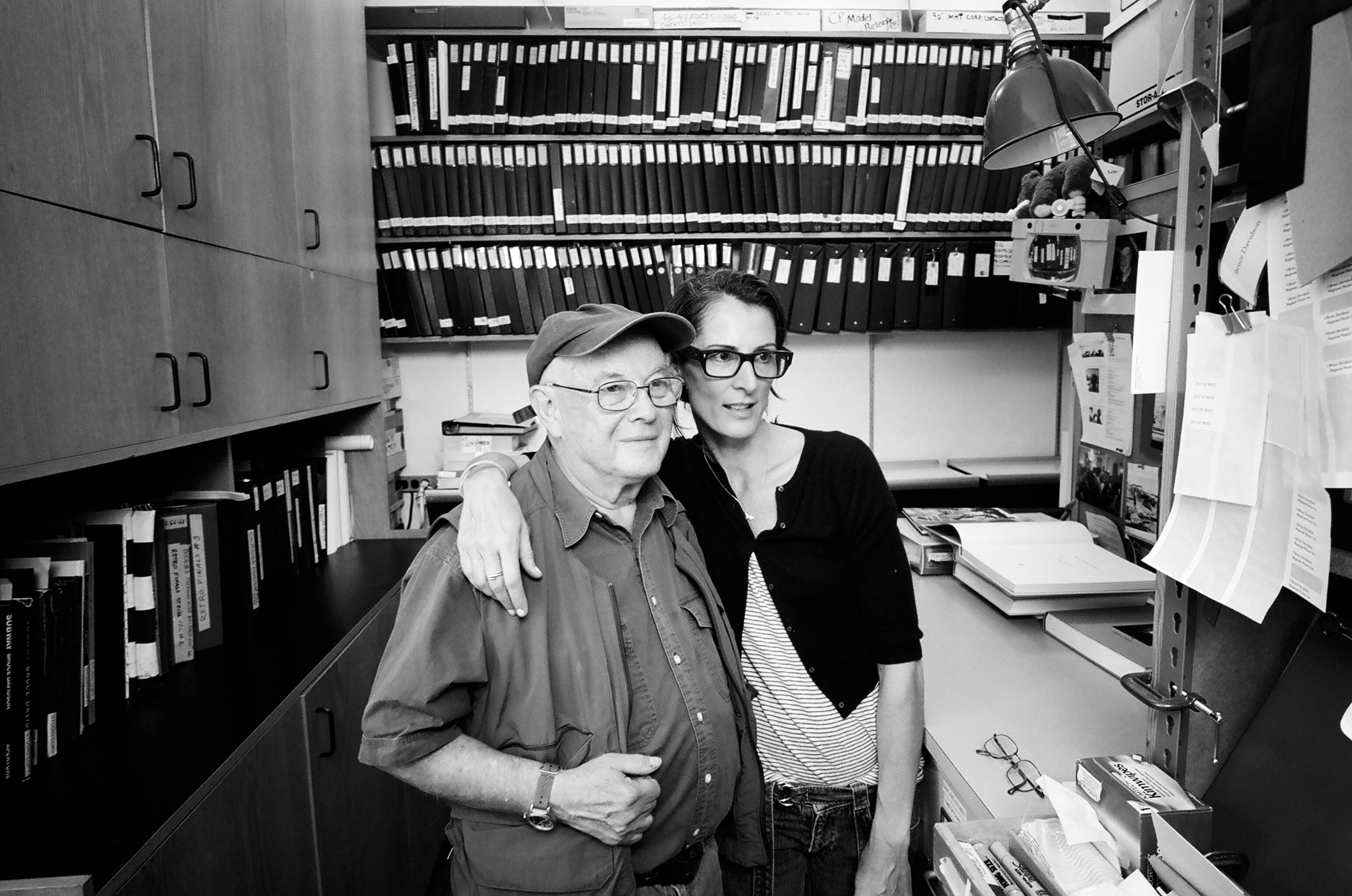シェリル・ダン監督（右）と写真通信社マグナムフォトの古くからのメンバー、ブルース・デビッドソン。イーストハーレムや地下鉄を撮った作品で知られる。©Alldayeveryday