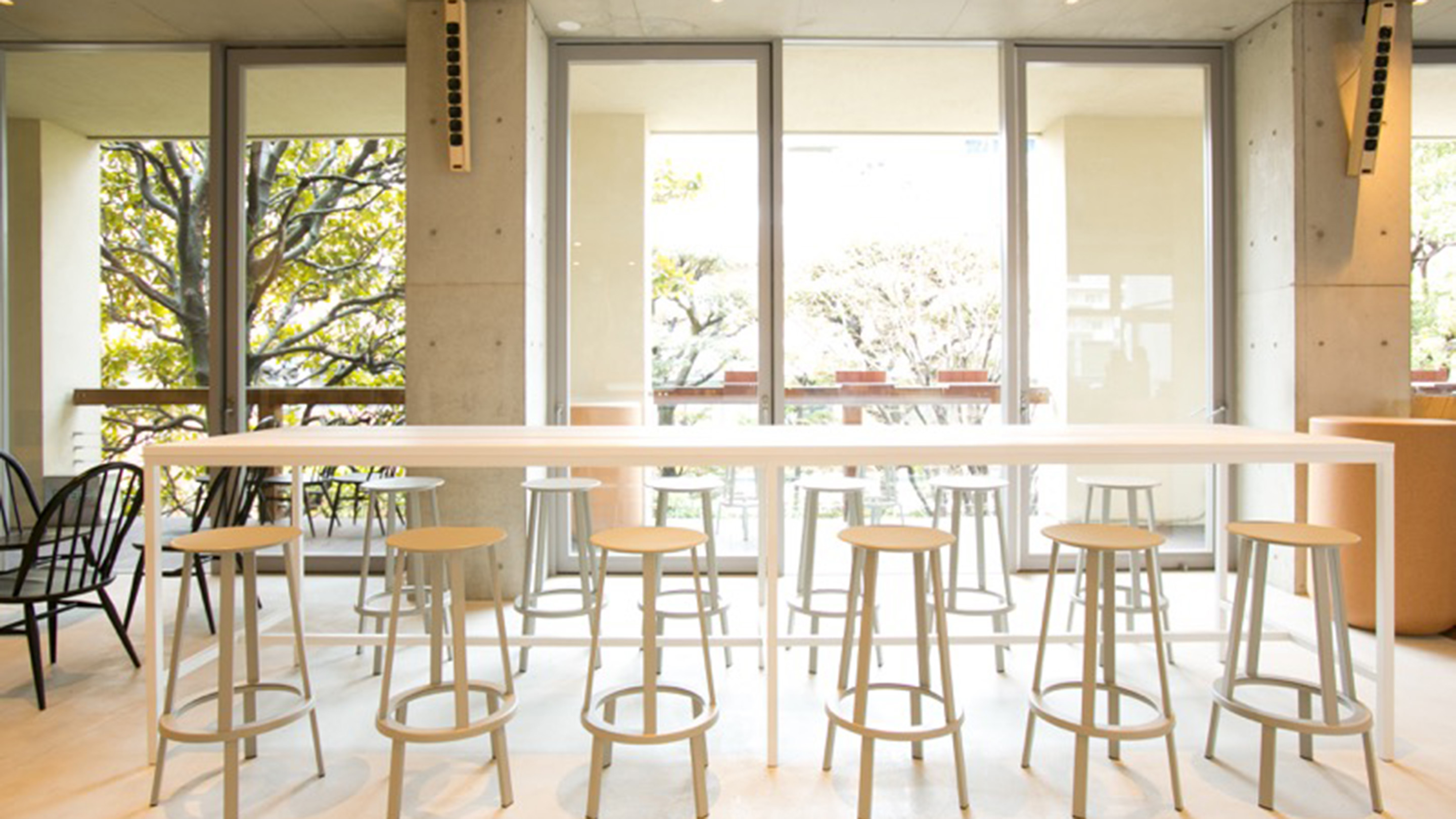 2階からの眺めがいい落ち着いた雰囲気のブルーボトルコーヒー青山カフェ。