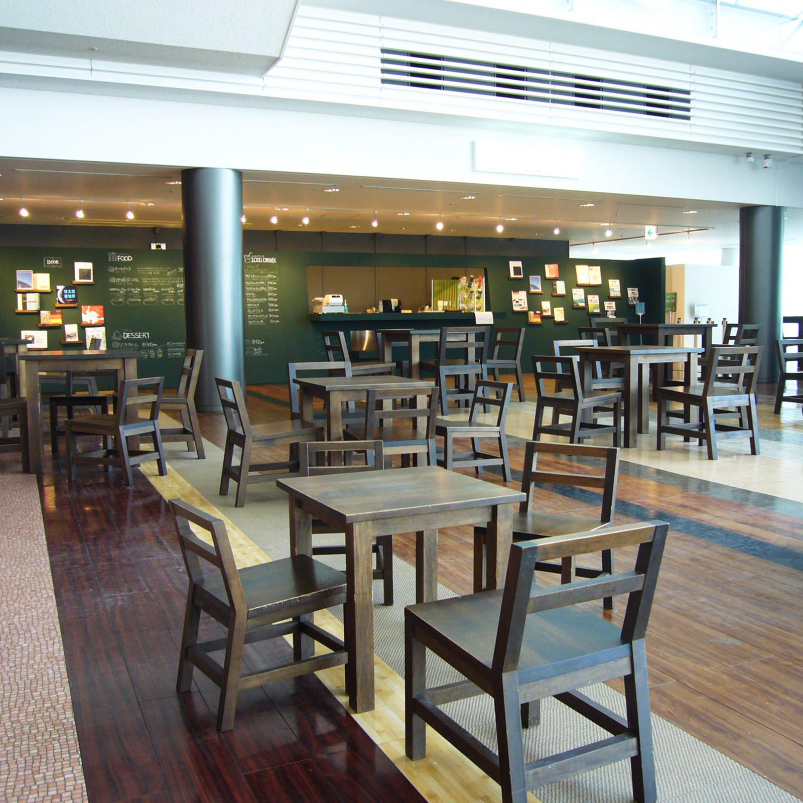 軽食や本も楽しめる5階のカフェ。7階には展望ラウンジもある。
