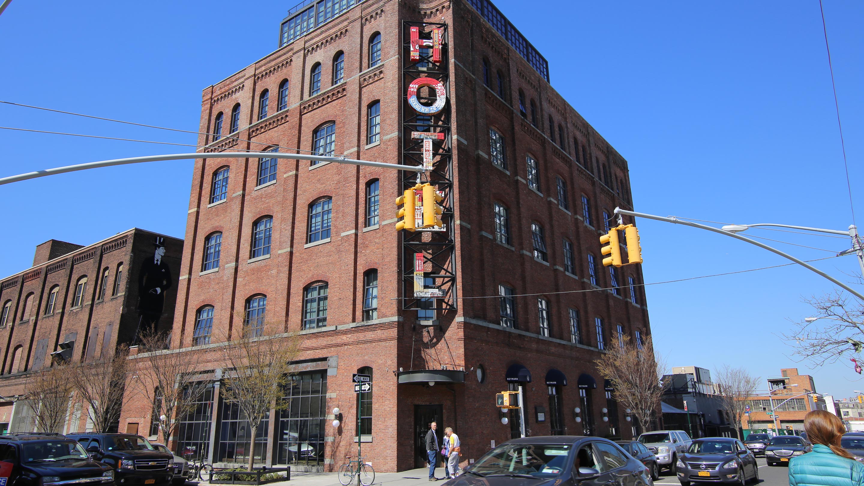 1901年に建てられた工場をホテルに転用した「ワイス・ホテル」。イーストリバー沿いということもあり、対岸のマンハッタンを望むルーフトップバーは大人気。