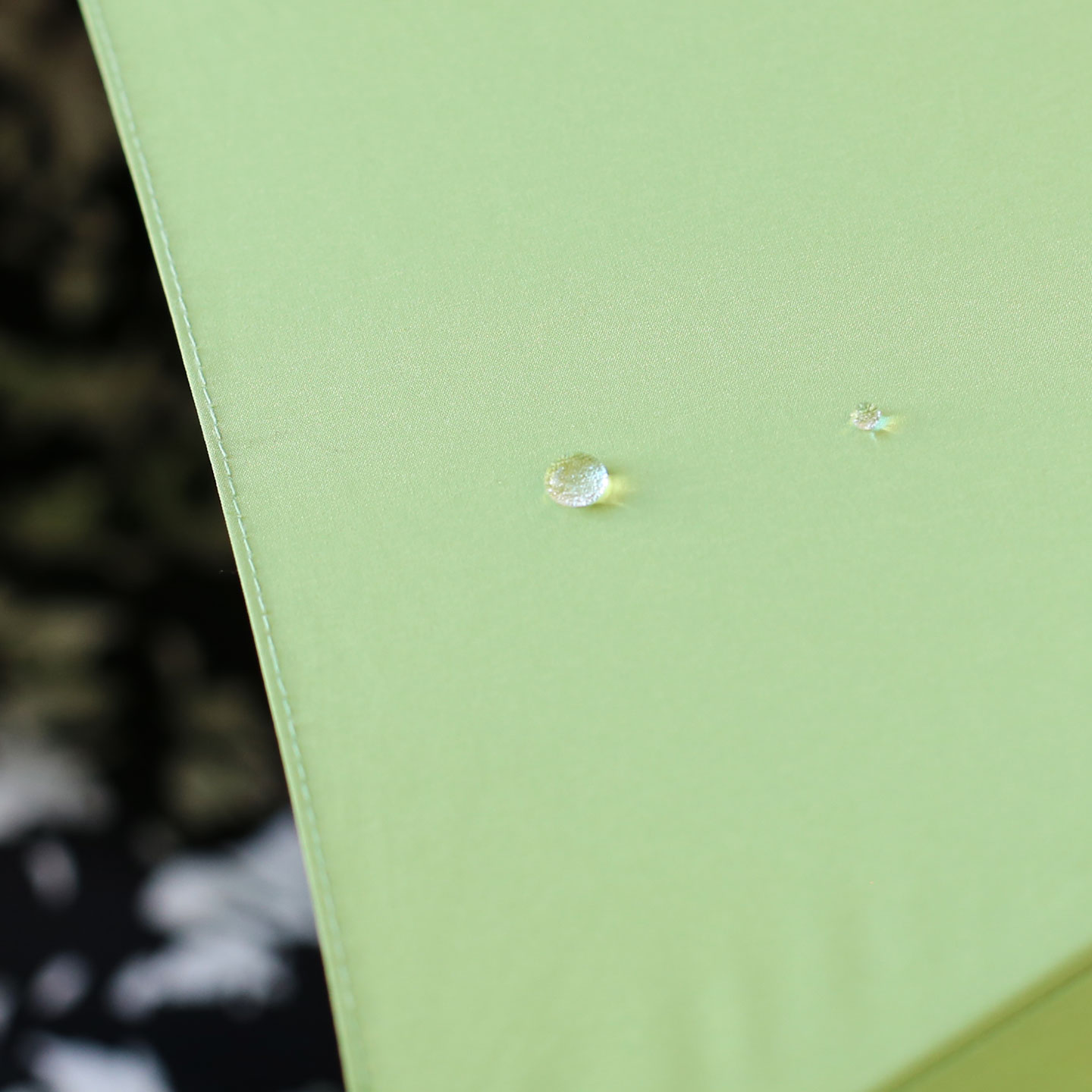しずくを弾く蓮の葉の原理を応用して布の表面を撥水加工した傘。