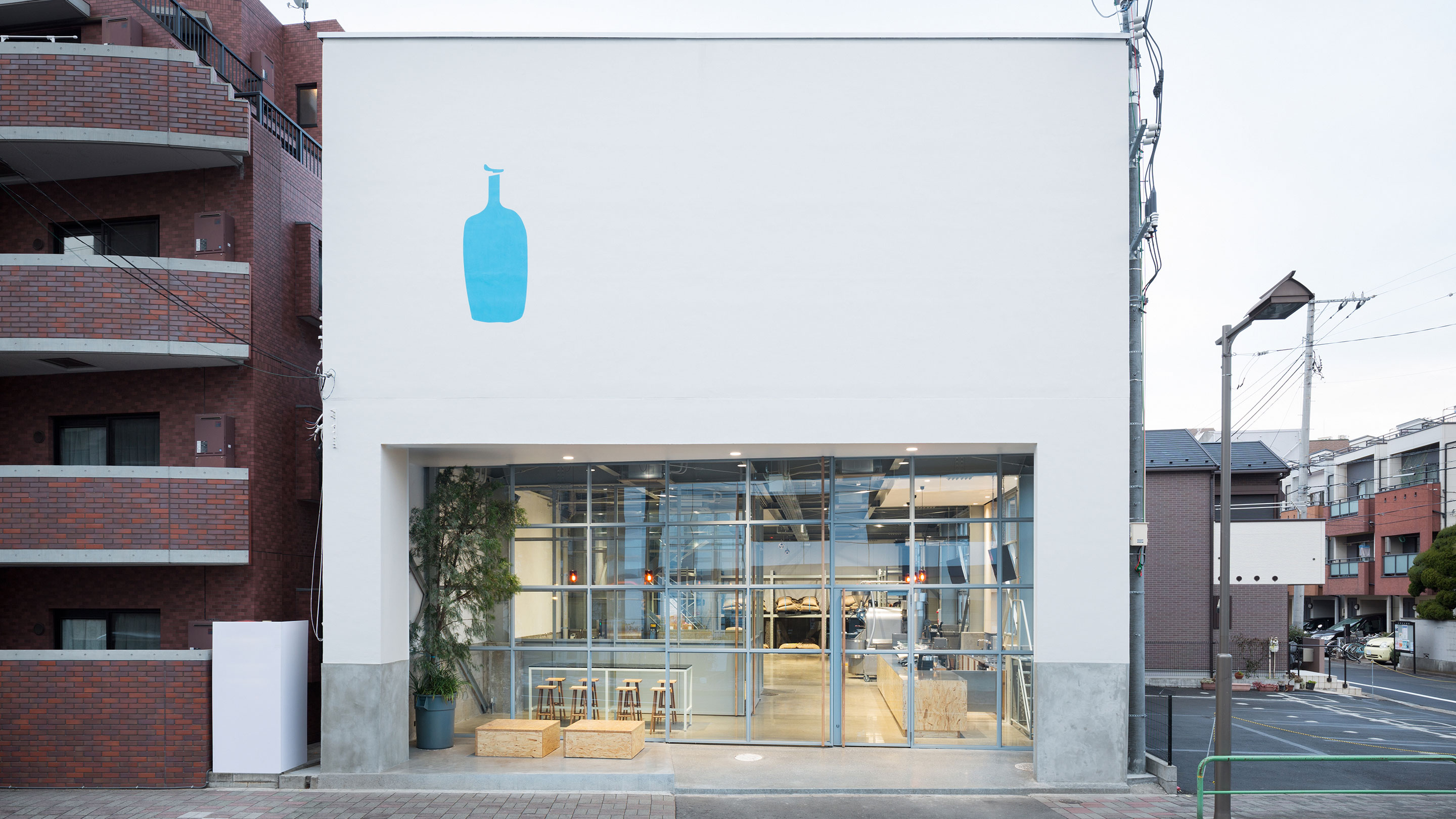 2015年2月にオープンしたブルーボトルコーヒーの「清澄白河ロースタリー＆カフェ」。