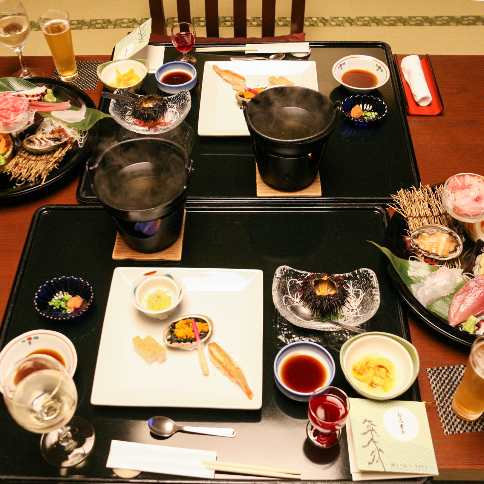 客室は旅館対応なので、希望すれば客室で夕食のサービスを受けられる。地元産の食材を使用した料理でテーブルがいっぱいになる。