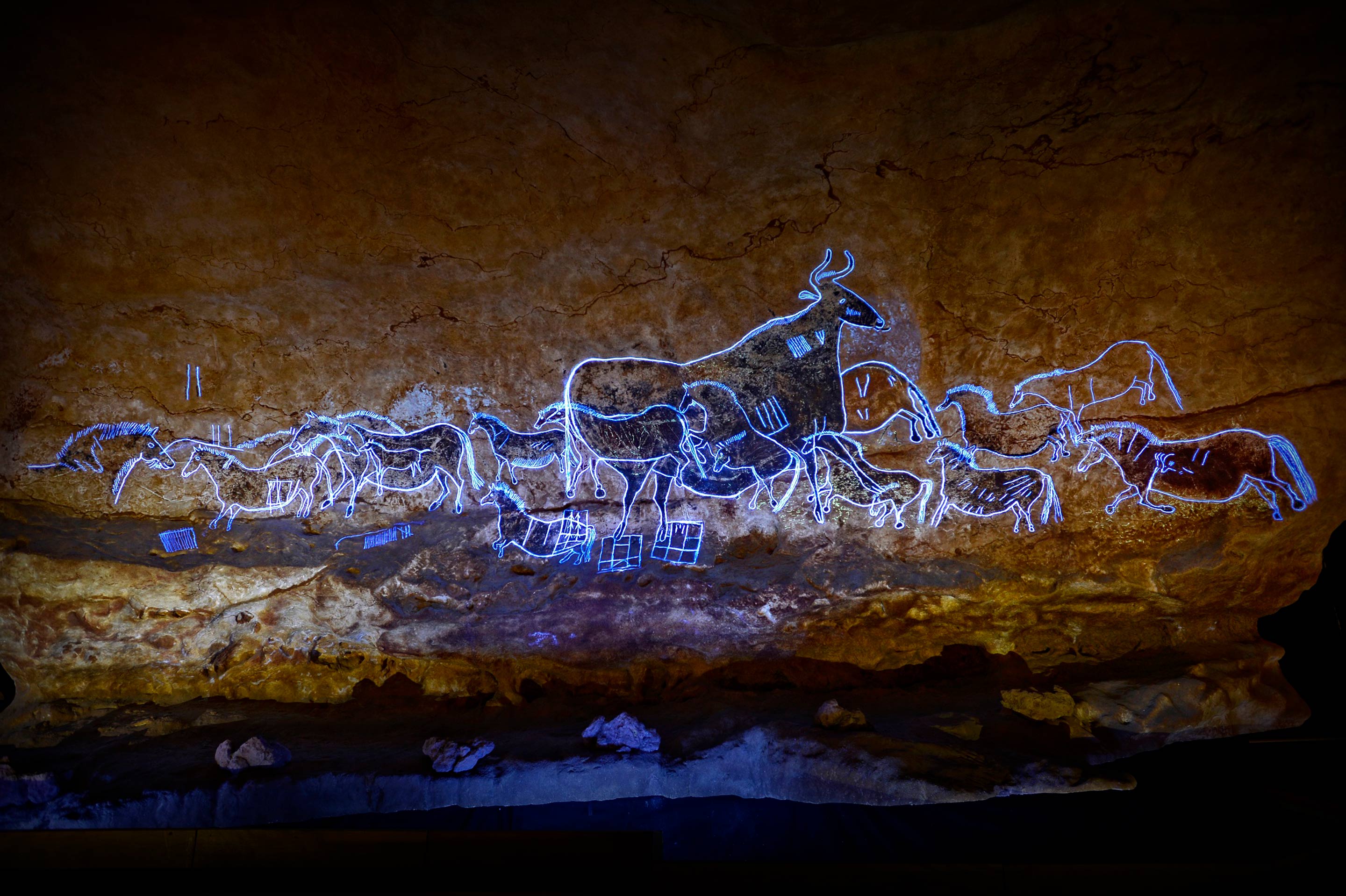 隠れた線刻がライトで浮かび上がるように構成された壁画展示。 © SPL Lascaux international exhibition