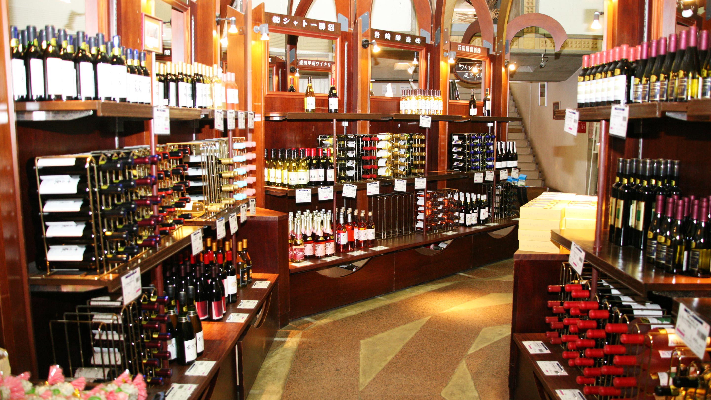 インフォメーションホールのショップには甲州市産のワインがずらり。甲州市ワイン品質審査会の審査に合格したワインには「推奨」のシールが貼られている。