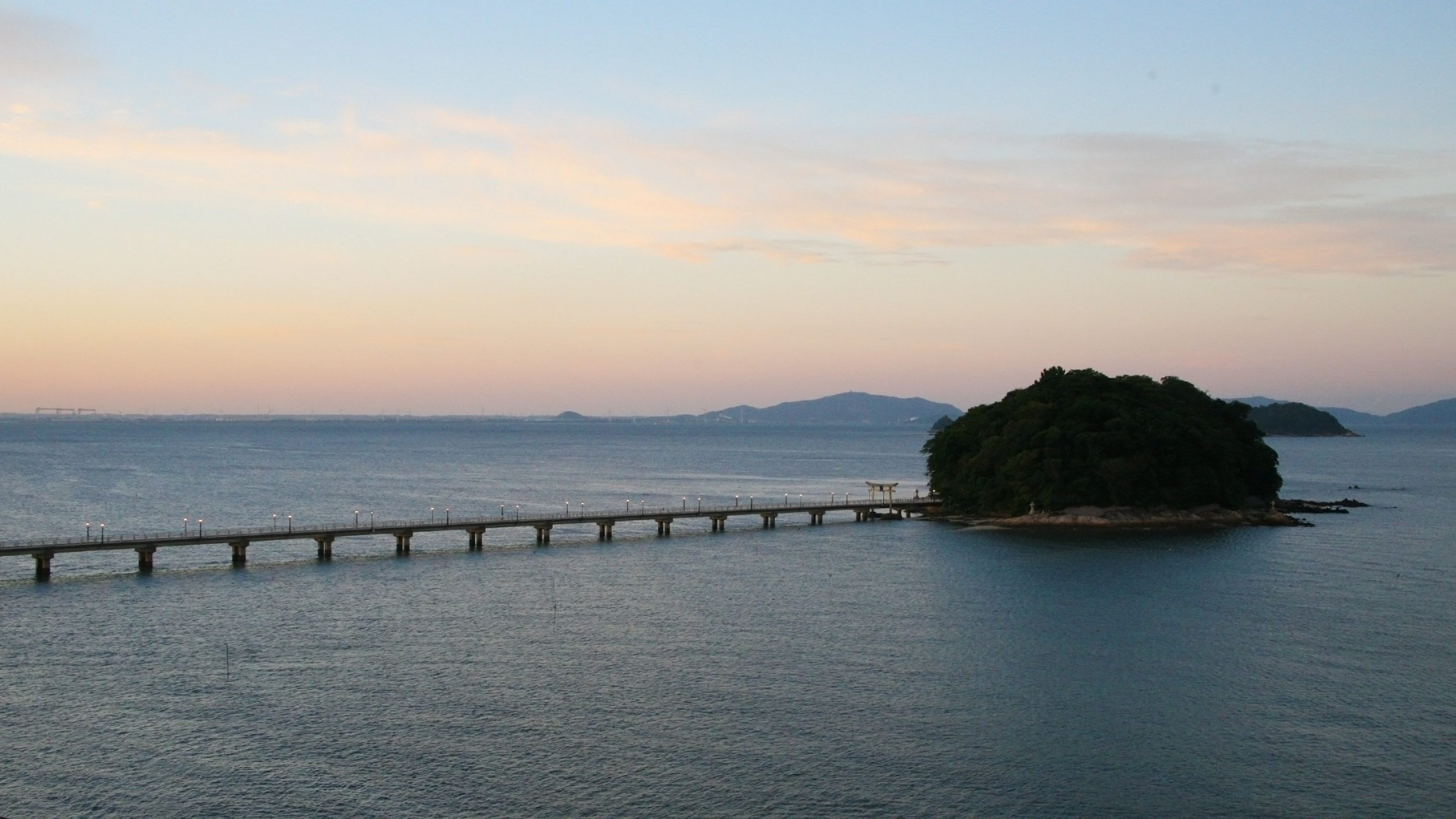 竹島は国指定の天然記念物。島内に5つの神社があり、まさにパワースポット。