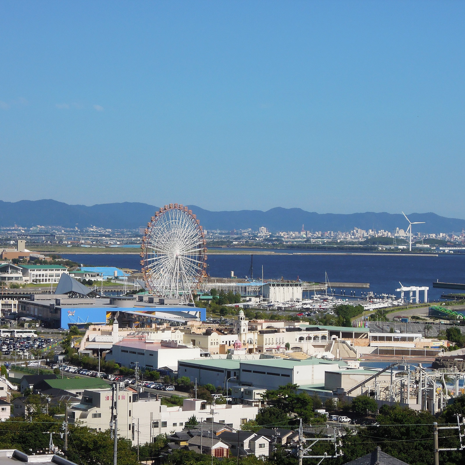 蒲郡東側の海沿いには複合型リゾート「ラグーナテンボス」がある。海のテーマパーク「ラグナシア」をはじめ、ショッピングモールやマリーナなど、多彩な楽しみを用意している。