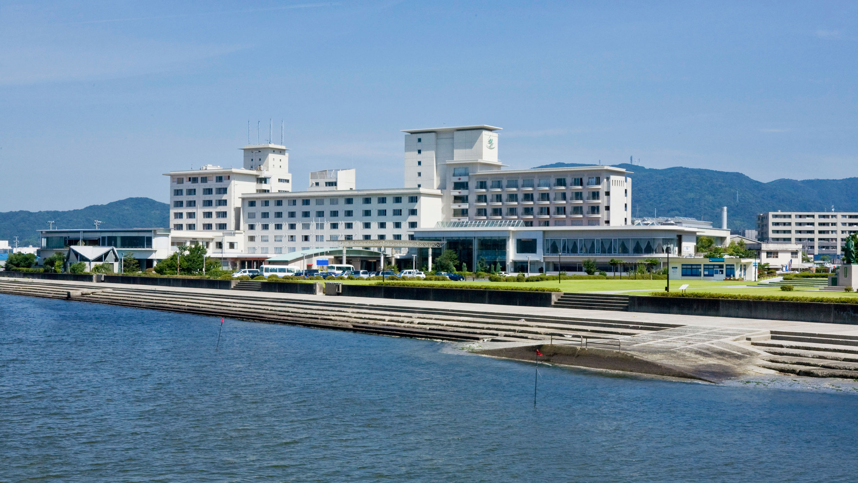 三河湾から望むホテル竹島全景