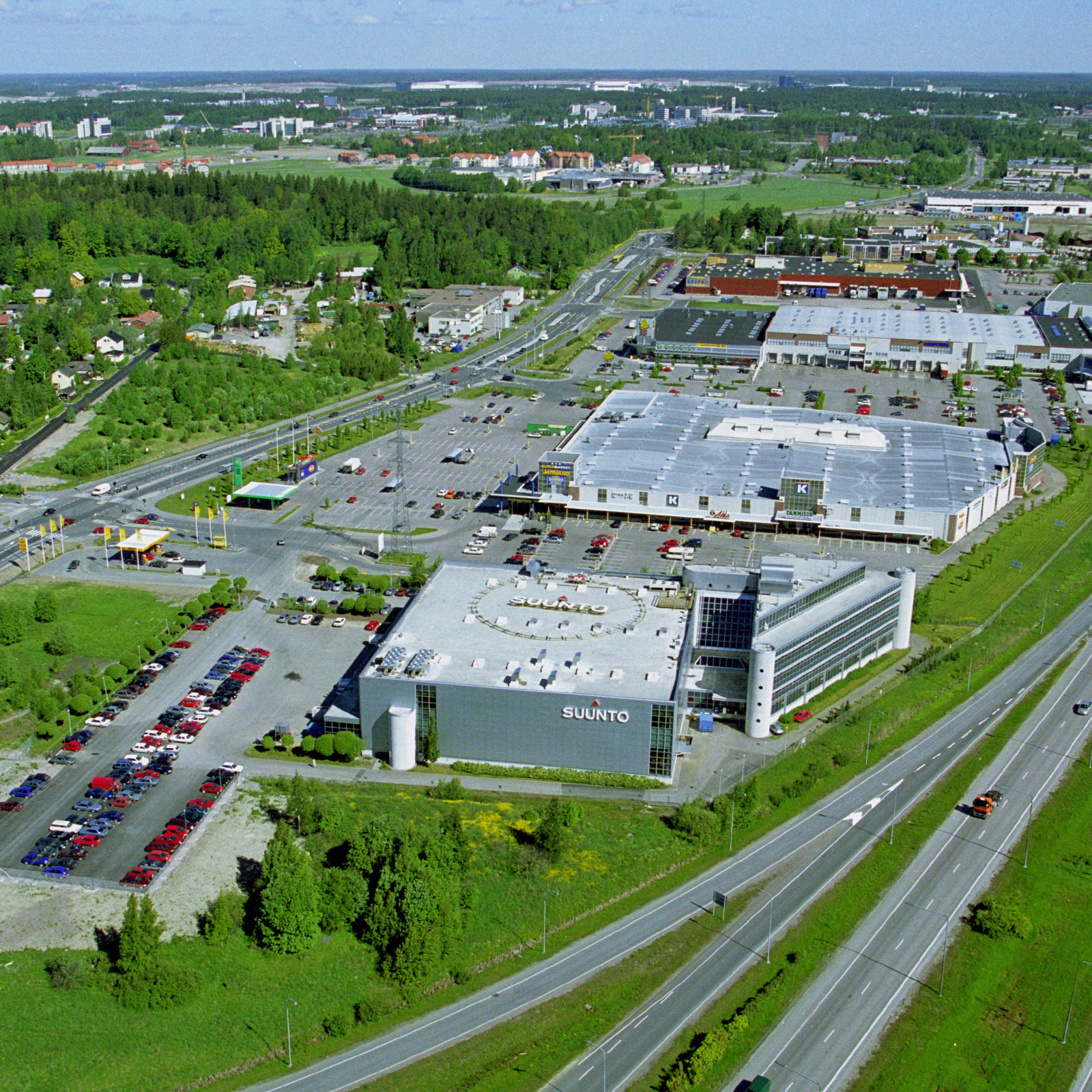 フィンランドのヴァンターにあるスントの本社と、隣接する工場群。