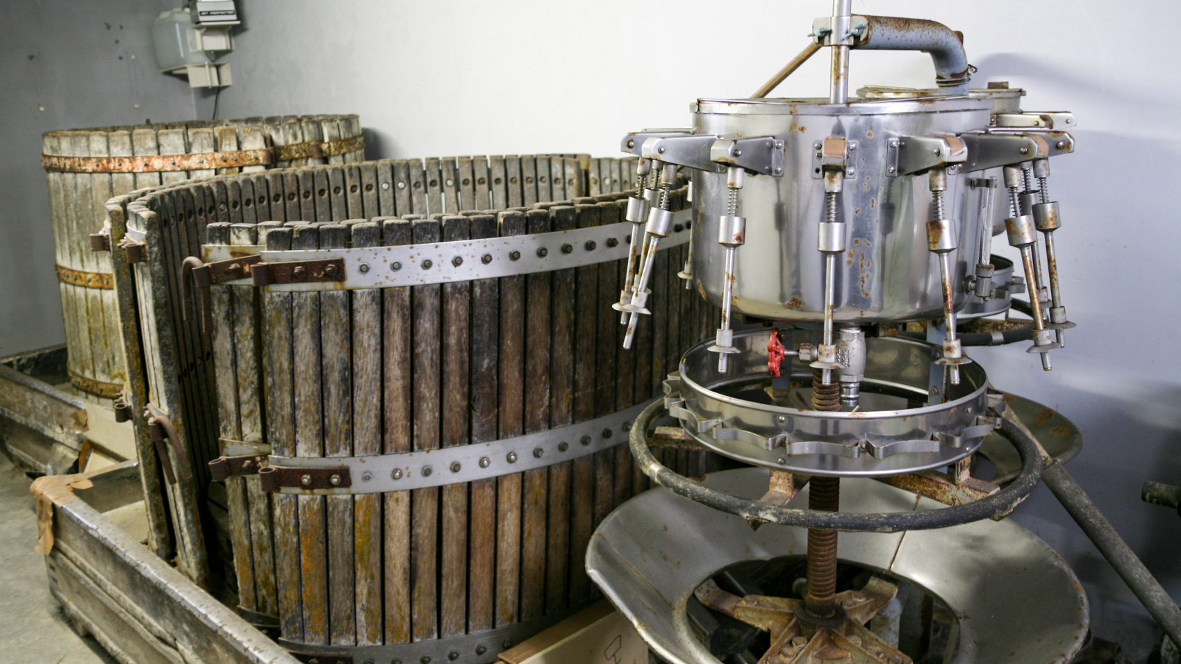 かつて井筒ワインで実際に使用されていたワイン醸造や瓶詰めのための道具。今も大切に保管されている。