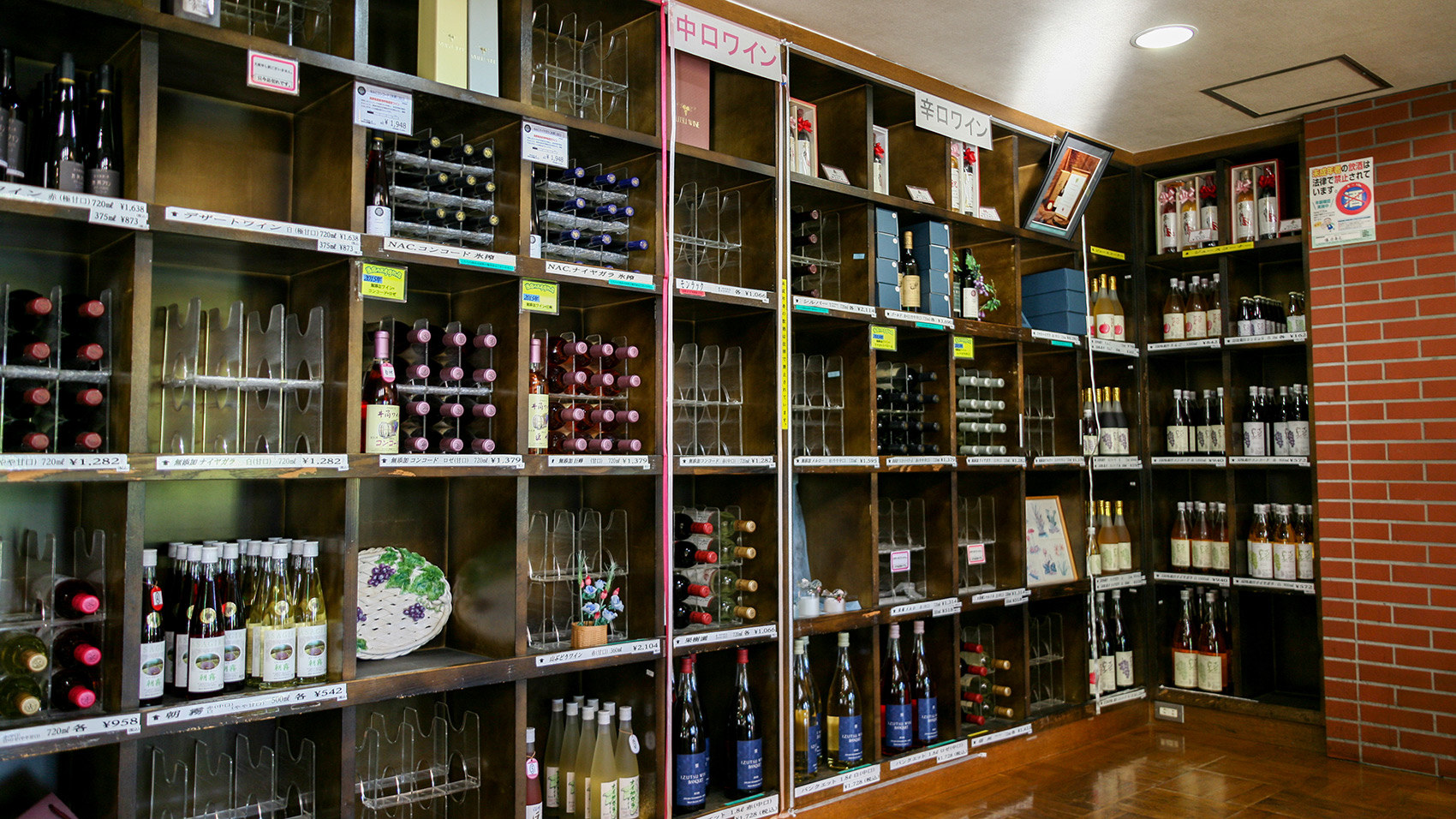 醸造所に併設されたショップには、さまざまなタイプのワインが揃っている。