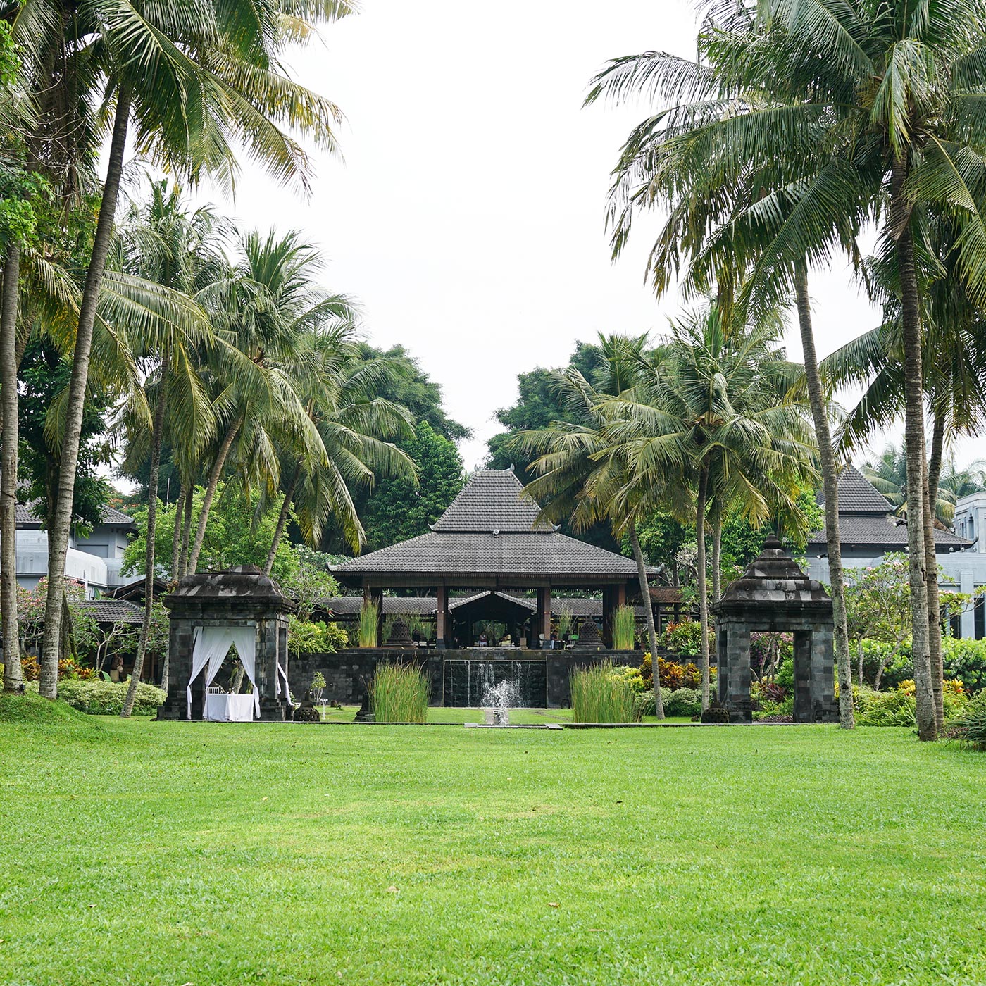 ロビーコートを庭から眺めると「メール山」を表現した「ジョグロ」と呼ばれるジャワの伝統建築であることがわかる。