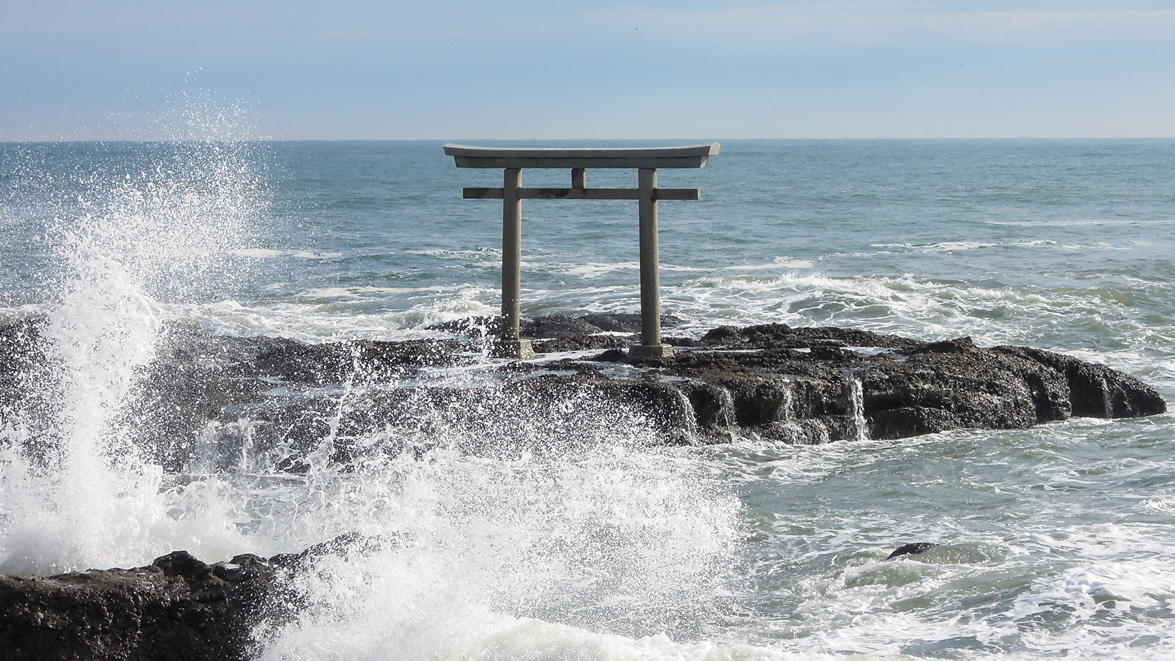 「祭神降臨の地」と伝わる大洗の岩礁。その上に立つ「神磯の鳥居」。