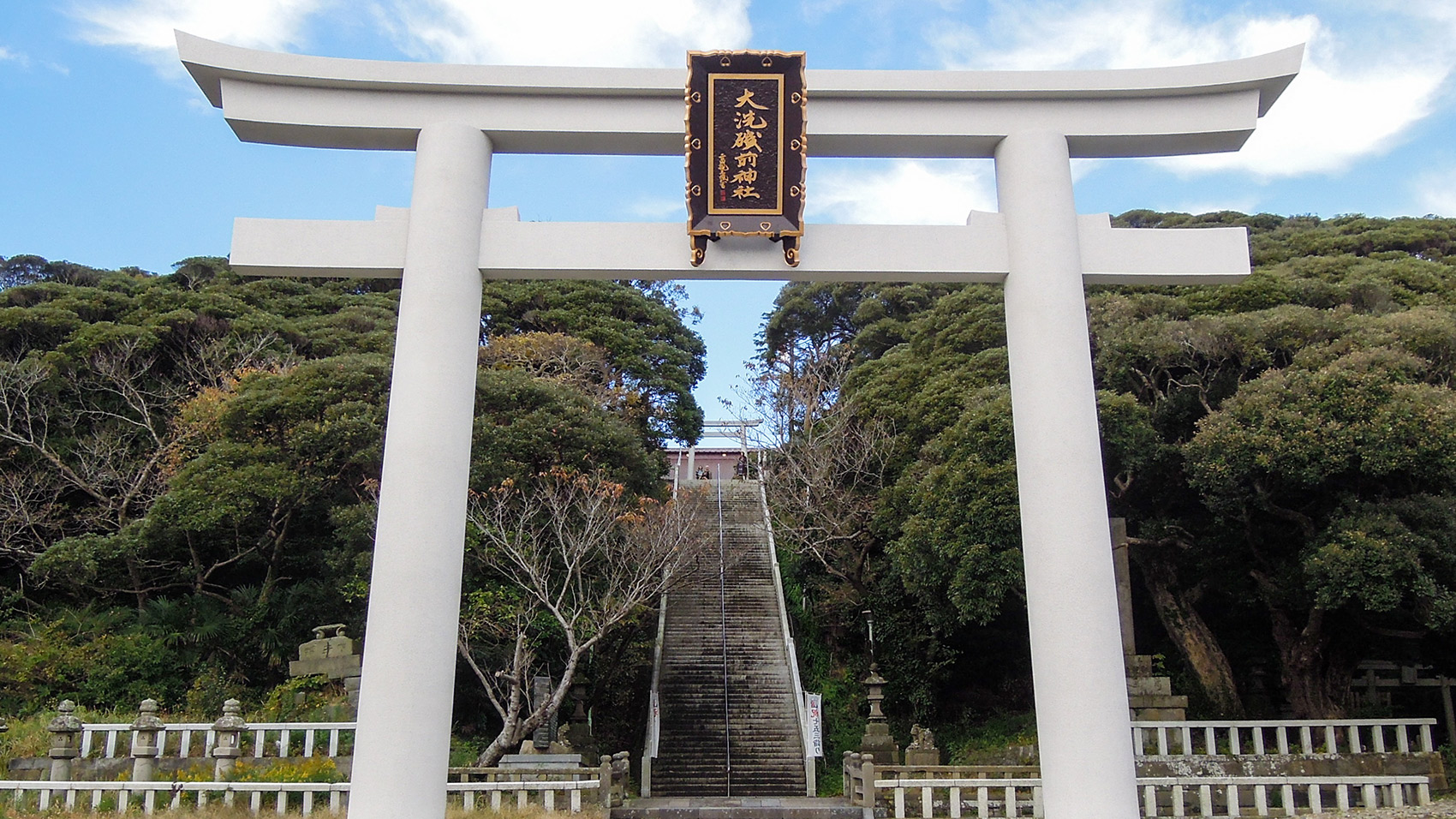 大洗の海に面した大洗磯前神社正面の鳥居。